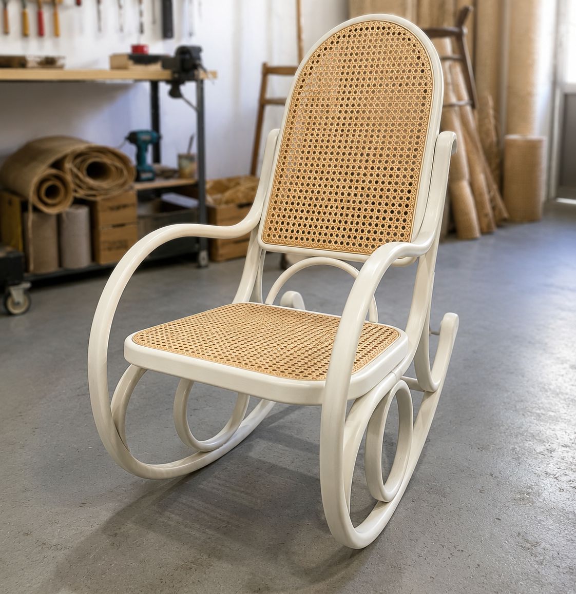 Mecedora tipo Thonet restaurada en blanco