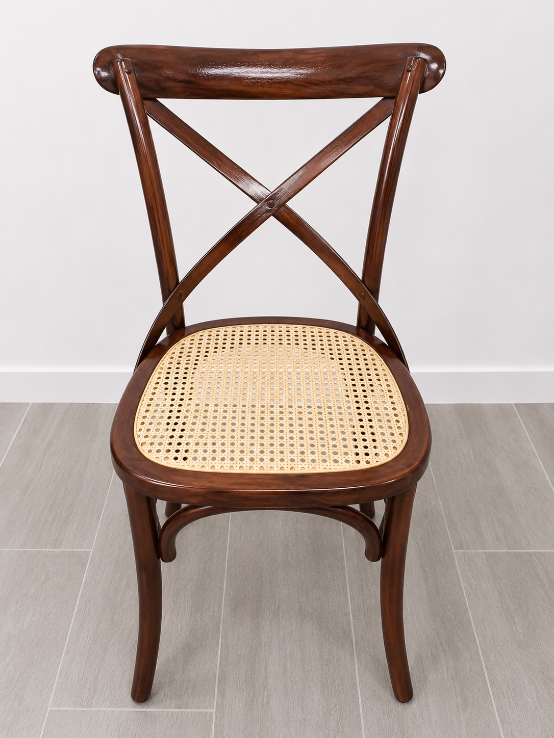 Silla cruzada estilo Thonet con asiento de rejilla